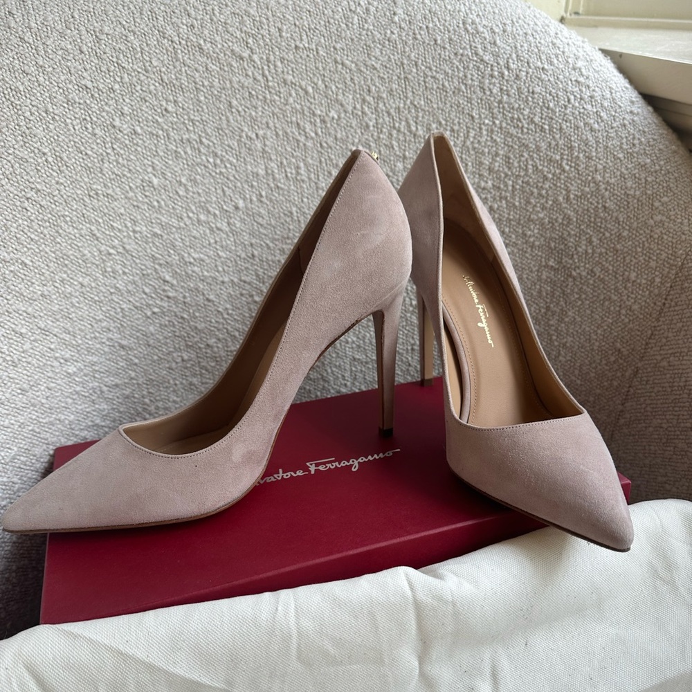 Salvatore Ferragamo Salvatore Ilary X5 Suede Pump. Brand NEW. Size 10 1/2B